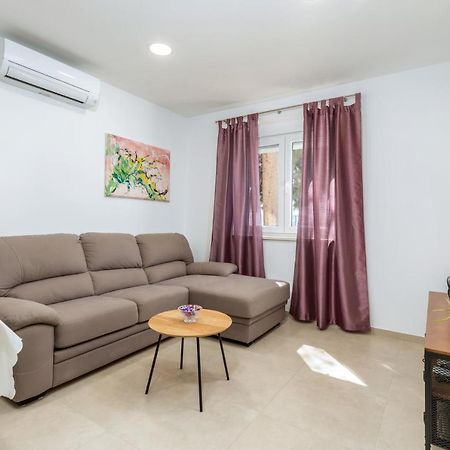 Apartment Lorilu Pula Bagian luar foto