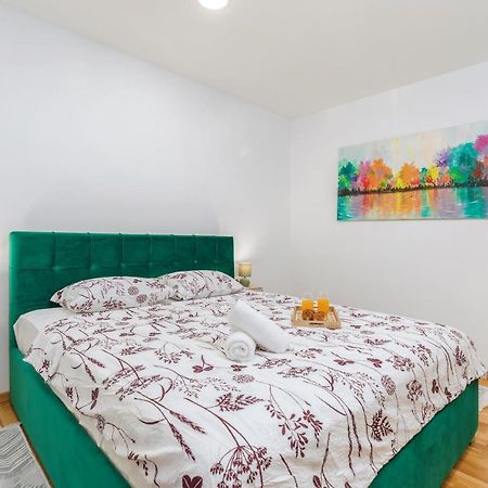 Apartment Lorilu Pula Bagian luar foto