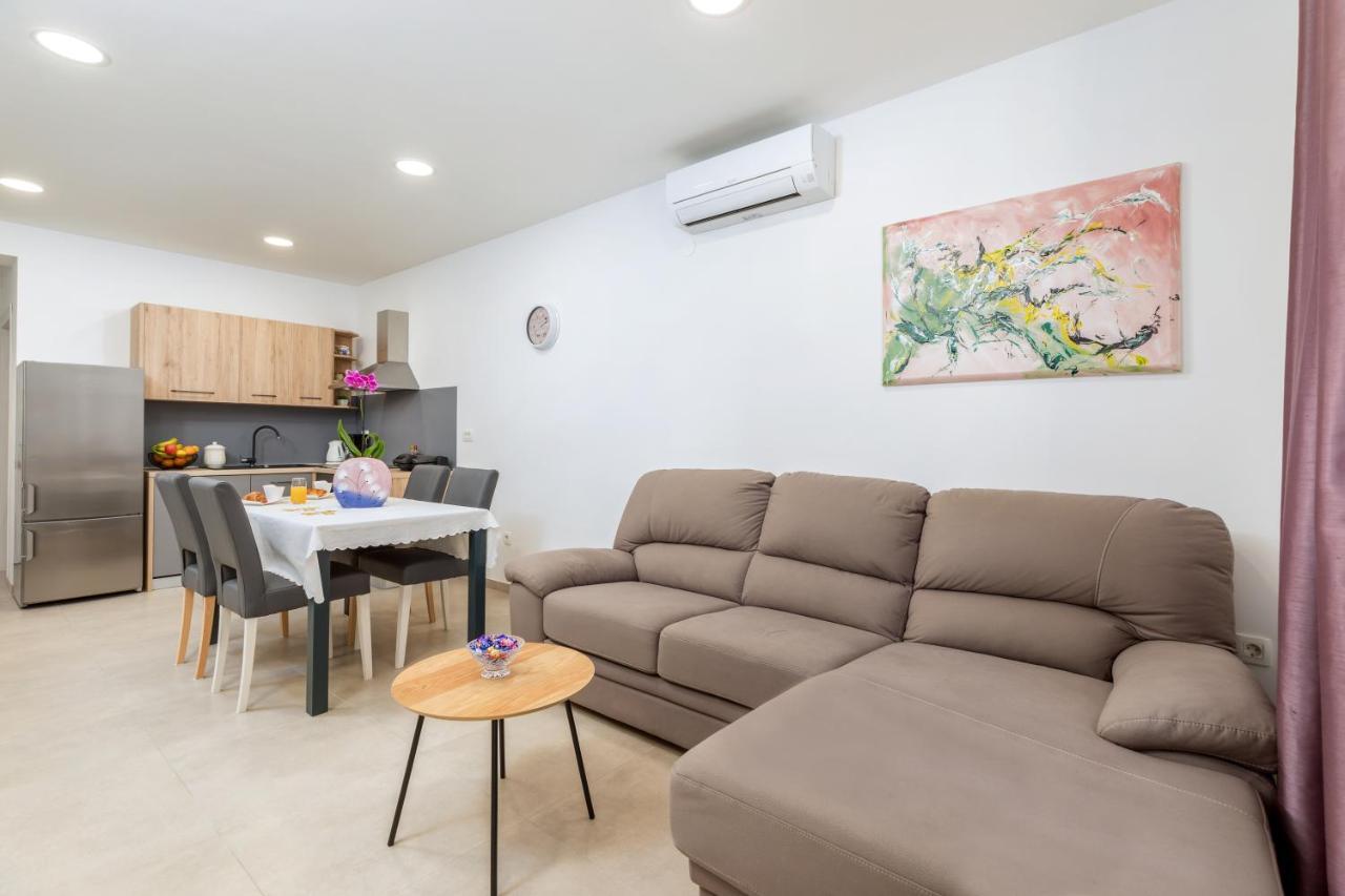 Apartment Lorilu Pula Bagian luar foto